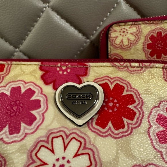 Floral Pink and Cream Wristlet Set - Picture 2 of 11